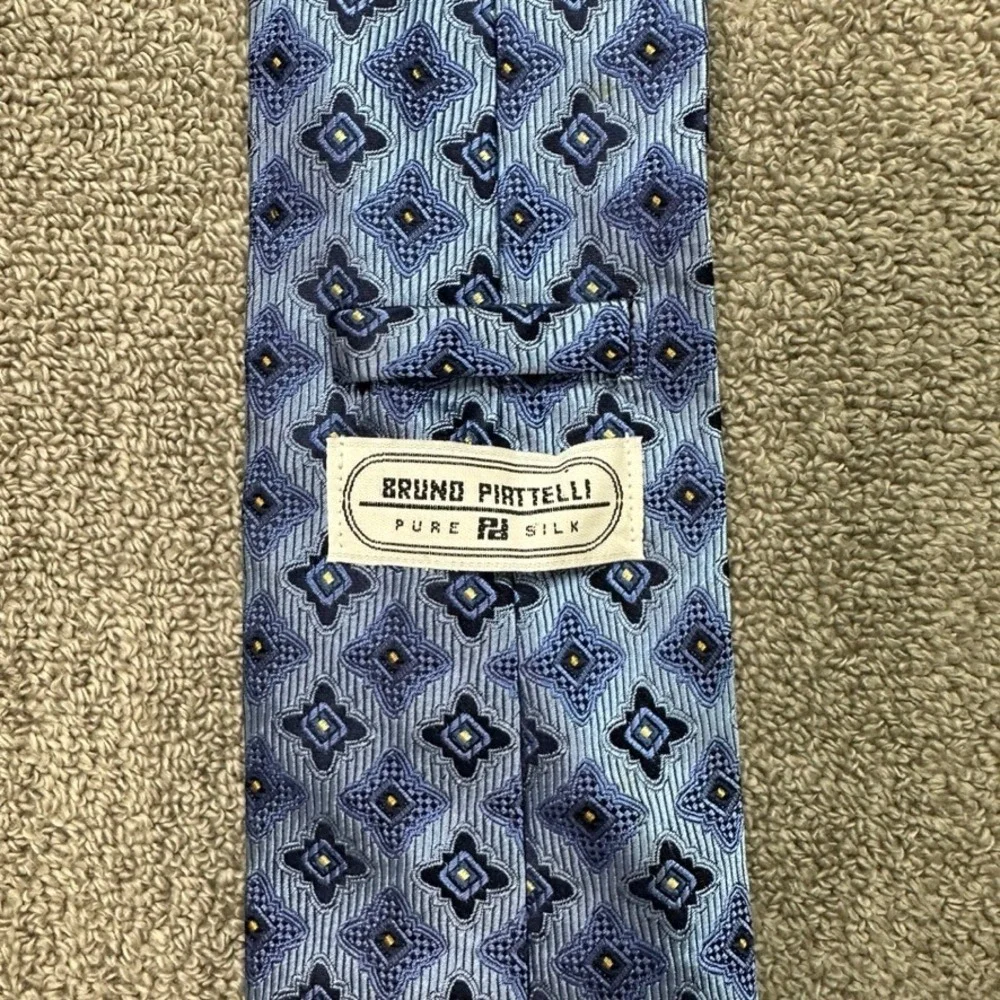 Bruno Piattelli Mens Blue Geometric Medallion Pure Silk Necktie Made in USA 4in
